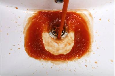 rødt vand ligner ketchup i en håndvask